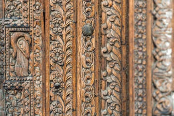 Schöne Details, Holzweg, Verzierungen in einer Holztür von einem Haveli Haus in Mandawa in Rajasthan in Indien