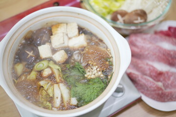 家族団らんのひととき：自宅ですき焼きを囲む笑顔