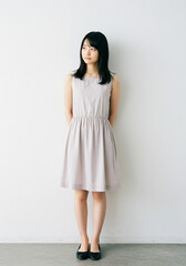 Fototapeta premium 女性の全身写真、立ち姿、ワンピース、春夏ファッション