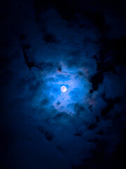 Fototapeta premium 음산한 보름달 풍경 사진