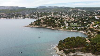 Obraz premium Vue aérienne panoramique du Parc national des Calanques sur la côte Méditerranée avec montagne en bord de mer, Marseille, Cassis, France 