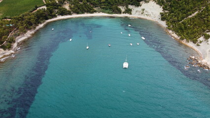 Vue aérienne panoramique du Parc national des Calanques sur la côte Méditerranée avec montagne en bord de mer, Marseille, Cassis, France
