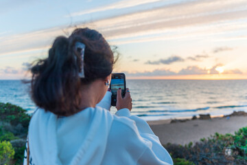 MUJER JOVEN MORENA 21 AÑOS POSANDO PUESTA DE SOL EN EL MAR EN CÁDIZ 2025