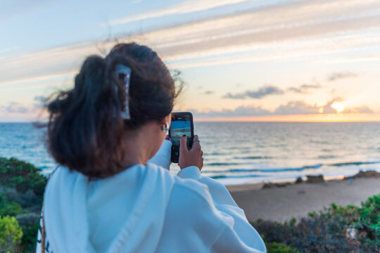 MUJER JOVEN MORENA 21 A&Ntilde;OS POSANDO PUESTA DE SOL EN EL MAR EN C&Aacute;DIZ 2025