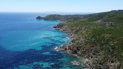 Vue aérienne panoramique de la côte Méditerranée avec plage et en bord de mer, sud de la France