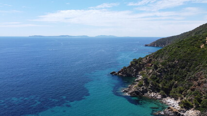 Vue aérienne panoramique de la côte Méditerranée avec plage et en bord de mer, sud de la France