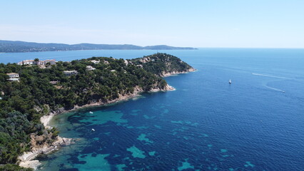 Vue aérienne panoramique de la côte Méditerranée avec plage et en bord de mer, sud de la France