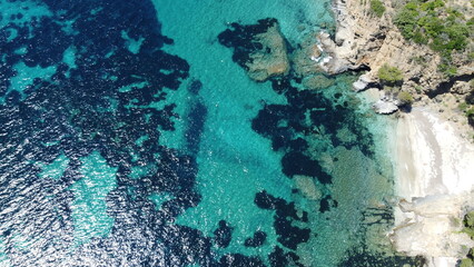 Vue aérienne panoramique de la côte Méditerranée avec plage et en bord de mer, sud de la France