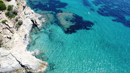 Vue aérienne panoramique de la côte Méditerranée avec plage et en bord de mer, sud de la France