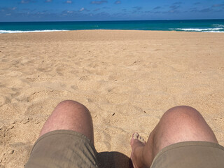 HOMBRE TOMANDO SOL EN CALAS DE ROCHE CONIL DE LA FRONTERA DETALLES 2024