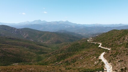 Vue aérienne panoramique de la côte Corse avec montagne et falaise en bord de mer Méditerranée,...