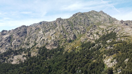 Vue aérienne panoramique de la côte Corse avec montagne et falaise en bord de mer Méditerranée, Corse, France
