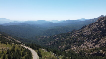 Naklejka premium Vue aérienne panoramique de la côte Corse avec montagne et falaise en bord de mer Méditerranée, Corse, France 