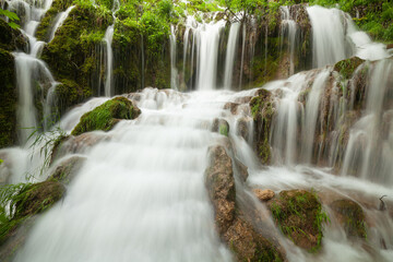 Bad Urach Wasserfall im Frühling nach einem starken Regen. Wasser strömt über die Treppen hinunter.