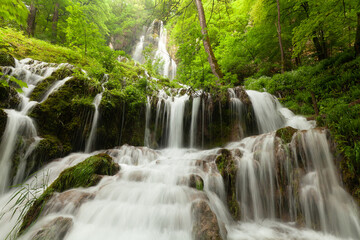 Obraz premium Bad Urach Wasserfall im Frühling nach einem starken Regen. Wasser strömt über die Treppen hinunter.