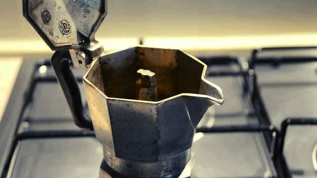 Colazione italiana - Preparazione di caff&egrave; con moka