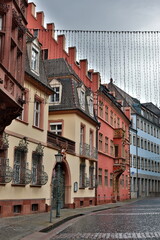Obraz premium Franziskanerstraße in Freiburg bei Regenwetter