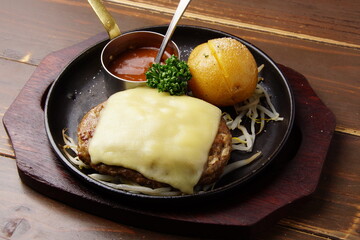 チーズハンバーグ