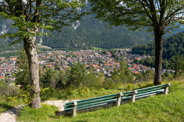 Aussichtspunkt mit Sitzbank, Ortsansicht, hinten Karwendelgebirge, Mittenwald, Werdenfelser Land,...