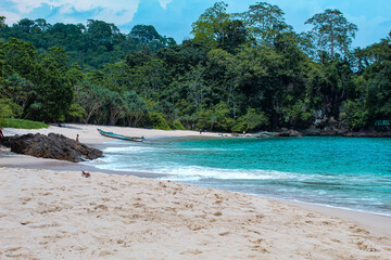 Green Bay Beach offers beautiful natural views as a summer vacation spot.