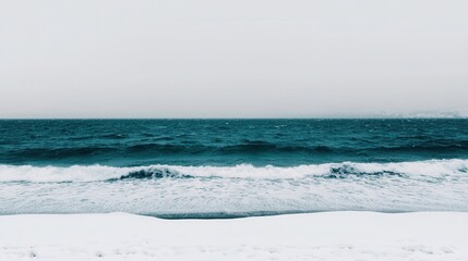 Naklejka premium A serene seascape featuring rolling waves, a tranquil beach, and a muted sky, creating a calm and peaceful atmosphere.