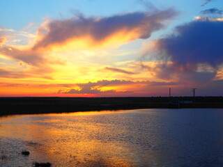 Obraz premium Reddish summer sunset over a lake in northern Spain