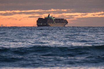 Obraz premium Oil Tanker Iran EEUU - Transport ship in the ocean. Sun reflections in the water