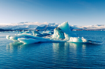 Un iceberg flottant dans Glacier Lagoon enfin d'aporès-midi, Vatnajökull, Islande