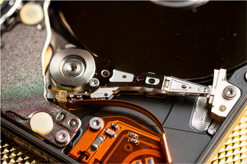 Hard disk interno aperto con sfondo oro 07 orizzontale