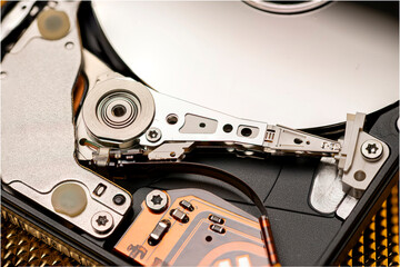 Hard disk interno aperto con sfondo oro 07 orizzontale