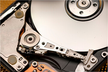 Hard disk interno aperto con sfondo oro 06