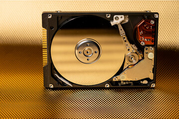 Hard disk interno aperto con sfondo oro 03
