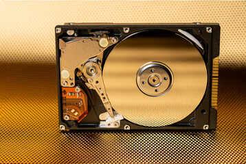 Hard disk interno aperto con sfondo oro 08 orizzontale