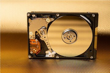 Hard disk interno aperto con sfondo oro 09 orizzontale