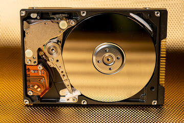 Hard disk interno aperto con sfondo oro 11 orizzontale