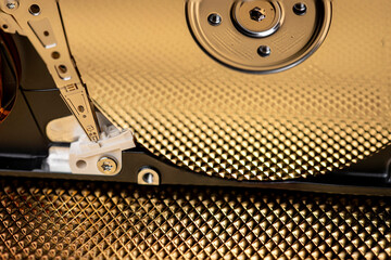 Hard disk interno aperto con sfondo oro 10