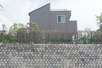 高台に建つ住宅　ブロック擁壁