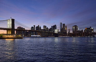 widok na Brooklyn Bridge i Manhattan , NYC, drapacze chmur odbijające się w wodzie