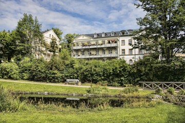 bad elster, deutschland - kurpark mit kleinem teich und holzbrücke