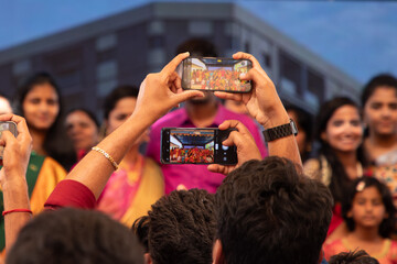 Obraz premium Taking pictures during public incidents is common today. While some capture for memories, many do so under social pressure, reflecting modern-day habits at Ajman, UAE on January 14, 2024.