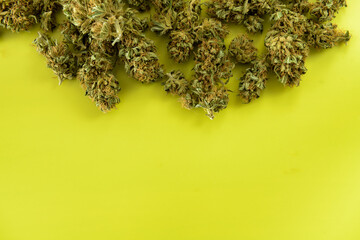 VISTA DE CERCA DE FLORES DE MARIHUANA