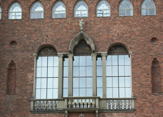 Finestre della facciata del municipio di Stoccolma in Svezia.
