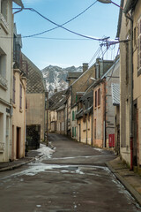 Fototapeta premium Les rues de la ville du Mont-Dore en Auvergne vers le Puy de Sancy