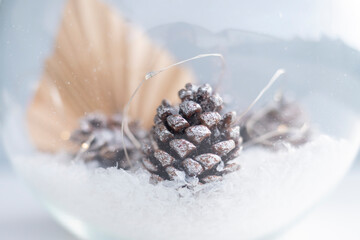 decora&ccedil;&otilde;es douradas e vermelhas, tradi&ccedil;&atilde;o crist&atilde; no natal, luz, brilho, aconchego, tradi&ccedil;&atilde;o, natal
decora&ccedil;&atilde;o de natal