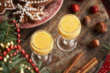 Two glasses of Eiecognac on a table with gingerbread Christmas cookies