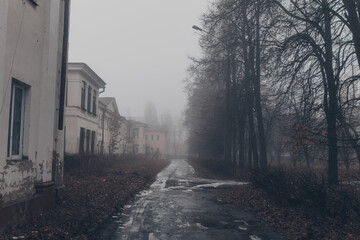 Obraz premium Old foggy city street, abandoned hospital