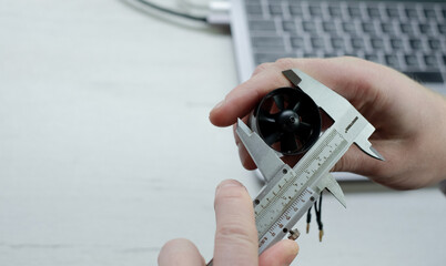 Measuring object dimensions with caliper