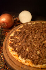 Pizza Sertaneja na tábua de madeira