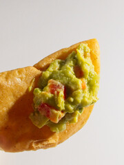 Tostada con guacamole una botana mexicana