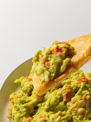 Guacamole en tostada y totopo botanero